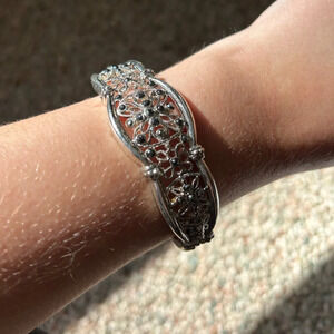Vintage Elastic Rope Filigree Art Deco Metal Black Jeweled Silver Tone Bracelet